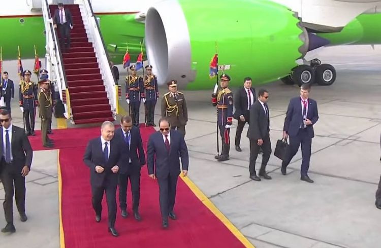 السيسي يستقبل رئيس أوزبكستان بمطار القاهرة