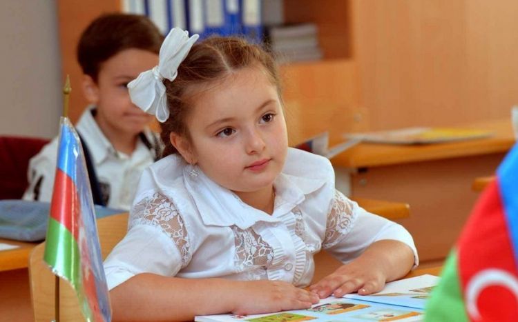В Азербайджане стартовал перевод учащихся школ