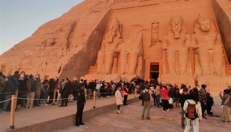 ظاهرة تعامد الشمس على معبد أبو سمبل تجذب آلاف السياح في مصر