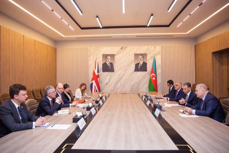 Азербайджан и Великобритания подписали соглашение об автомобильных перевозках