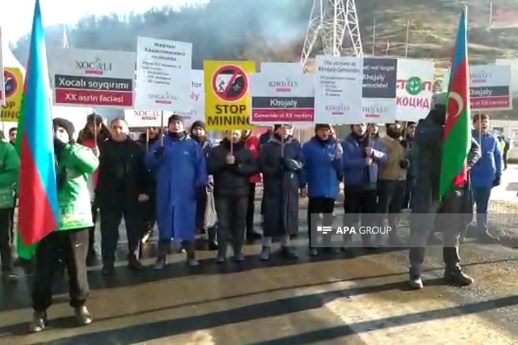 Участники акции на дороге Лачин-Ханкенди скандировали лозунги в связи с Ходжалинской трагедией