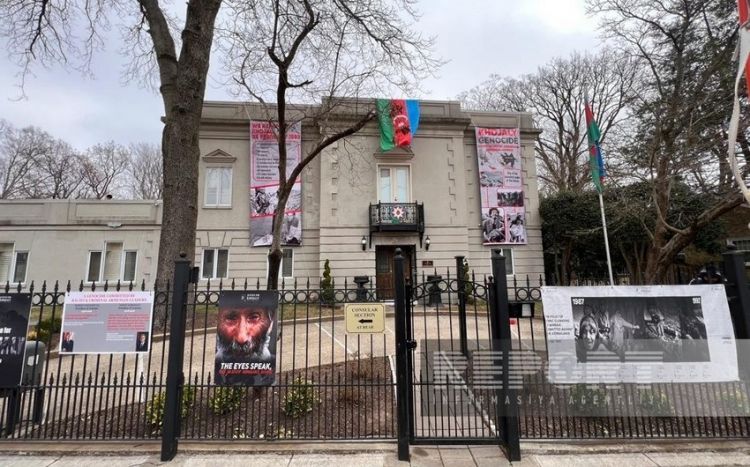 Перед посольством Азербайджана в США выставлены фотографии и плакаты о Ходжалинском геноциде