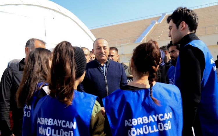 Мевлют Чавушоглу встретился с азербайджанскими волонтерами в Турции