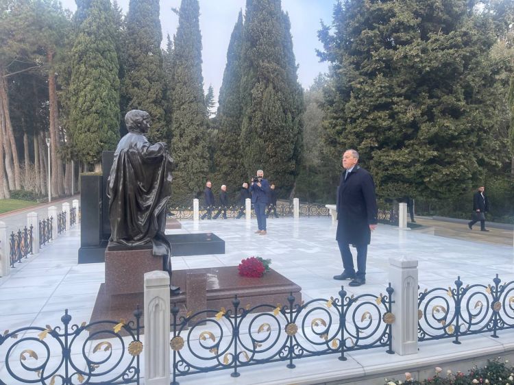 Лавров в Баку посетил Аллею почетного захоронения и Аллею шехидов