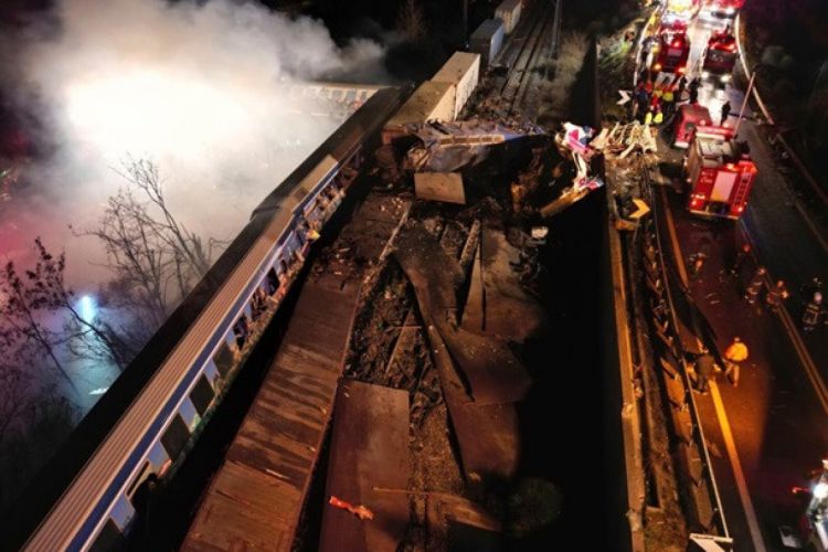В Греции в результате столкновения двух поездов погибли 29 человек