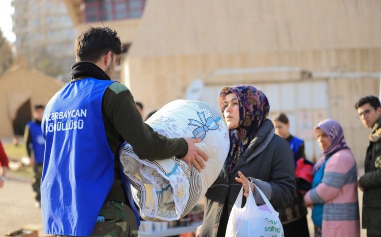 Азербайджанские волонтеры продолжают оказывать помощь пострадавшим от землетрясения в Турции