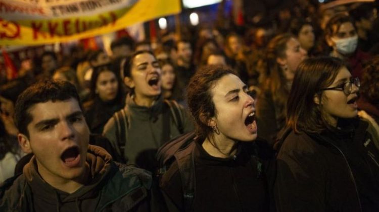 اندلاع احتجاجات غاضبة في اليونان بعد حادثة تصادم القطارين