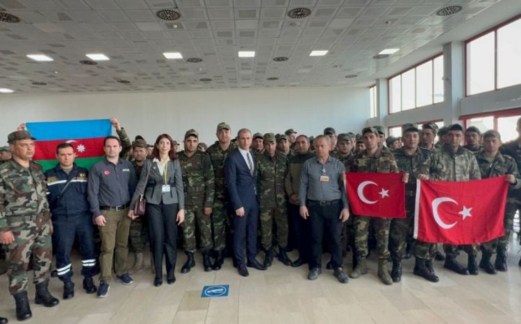 Группа азербайджанских спасателей вернулась на родину из Турции