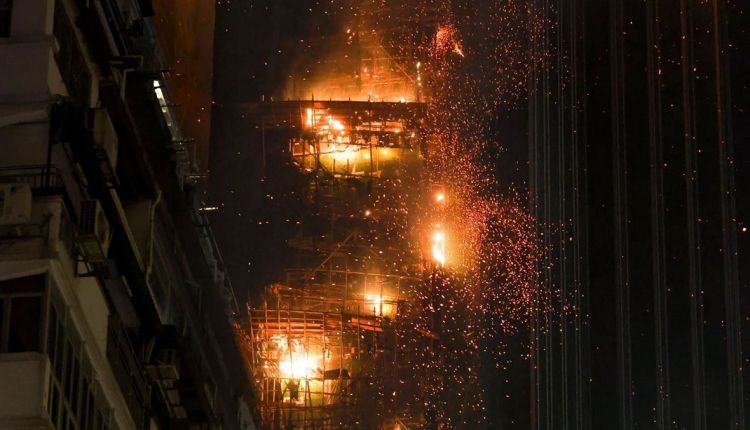 حريق ضخم في ناطحة سحاب بهونغ كونغ