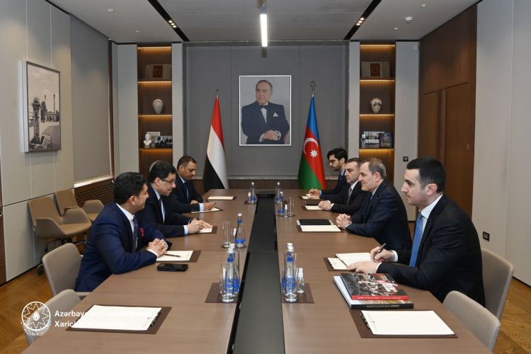 Azerbaijani FM meets with Yemeni counterpart