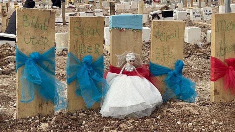 На могилы погибших при землетрясении в Турции приносят игрушки и конфеты