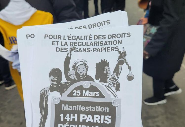 Мигранты требуют "смести" правительство Франции