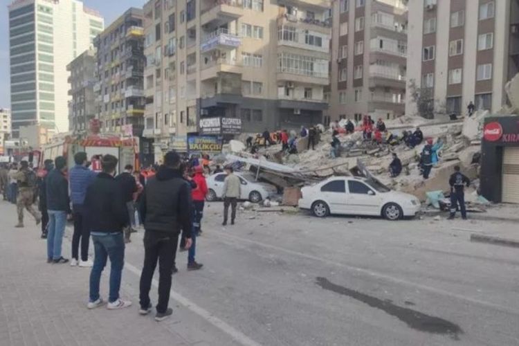 В Турции обрушилось поврежденное здание, под завалами остаются люди