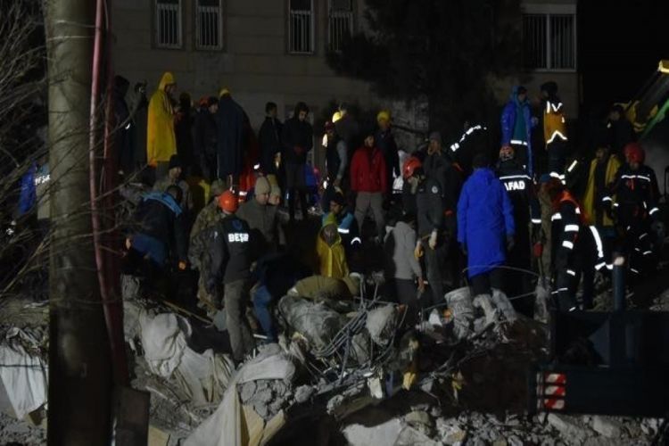 В Турции арестованы 247 лиц, причастных к строительству обрушившихся зданий