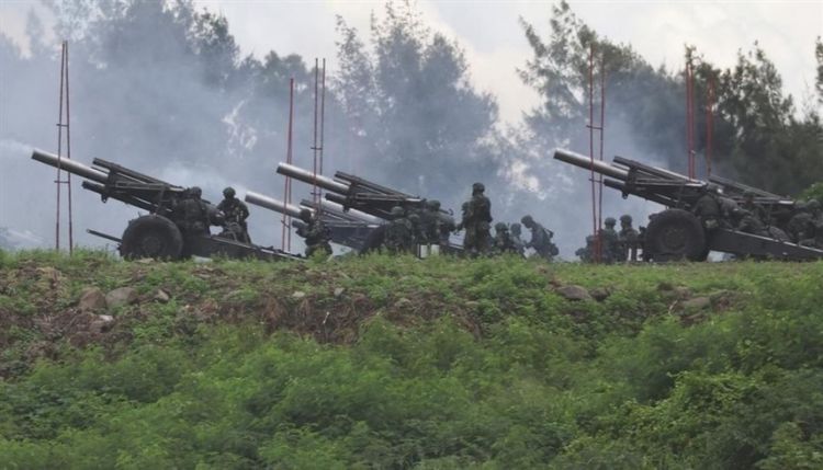 وزير الدفاع التايواني يُحذر من "غزو مفاجئ" من الجيش الصيني