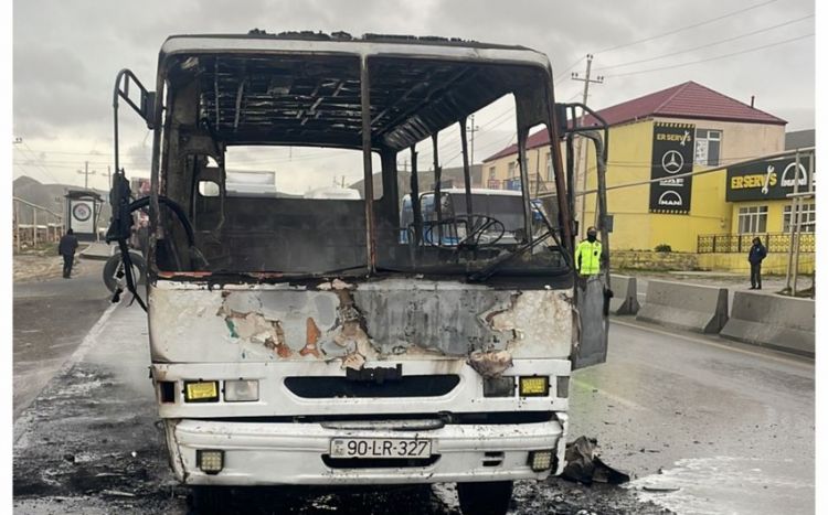 В Баку загорелся автобус