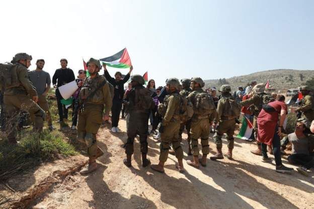 إصابة 5 فلسطينيين في اعتداءات نفذها مستوطنون بالضفة الغربية