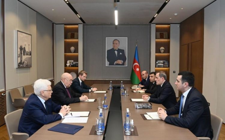 Джейхун Байрамов проинформировал спецпредставителя президента РФ о провокациях Армении