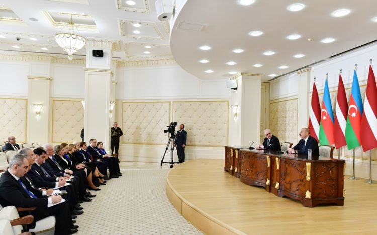 Президенты Азербайджана и Латвии выступили с заявлениями для печати ОБНОВЛЕНО