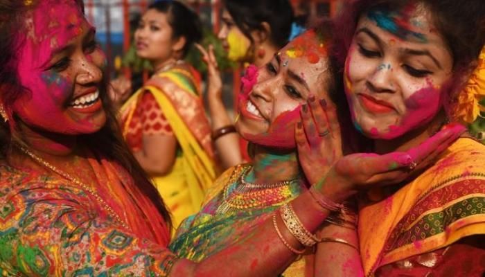 انطلاق مهرجان "عيد الألوان" في العاصمة الهندية وسط أجواء الفرح