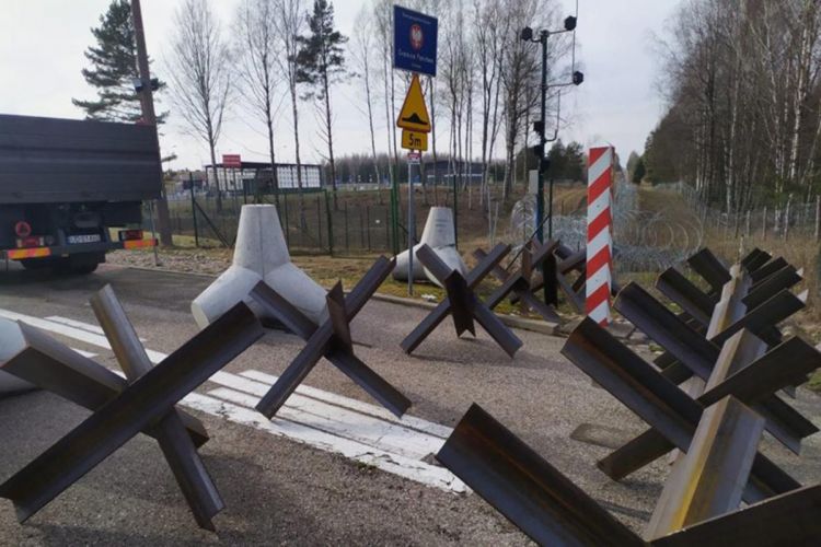 Польша начала укреплять границу с Россией и Белоруссией противотанковыми ежами