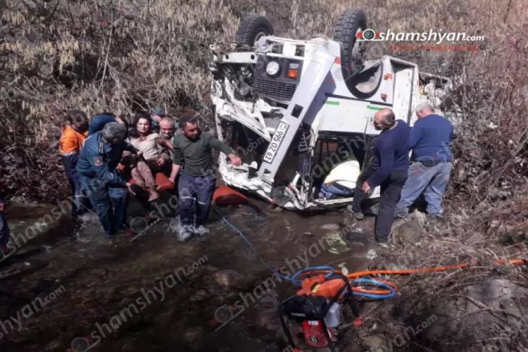 В Армении автобус со школьниками упал в реку, пострадал 21 человек ОБНОВЛЕНО