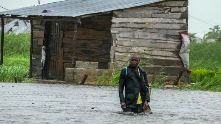Winds and rain lash Mozambique as storm arrives