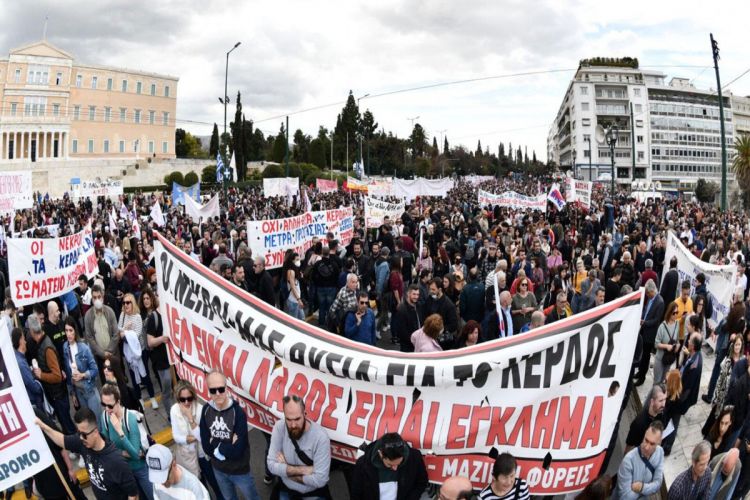 Yunanıstanda qatar qəzasına görə parlament qarşısında aksiya keçirib