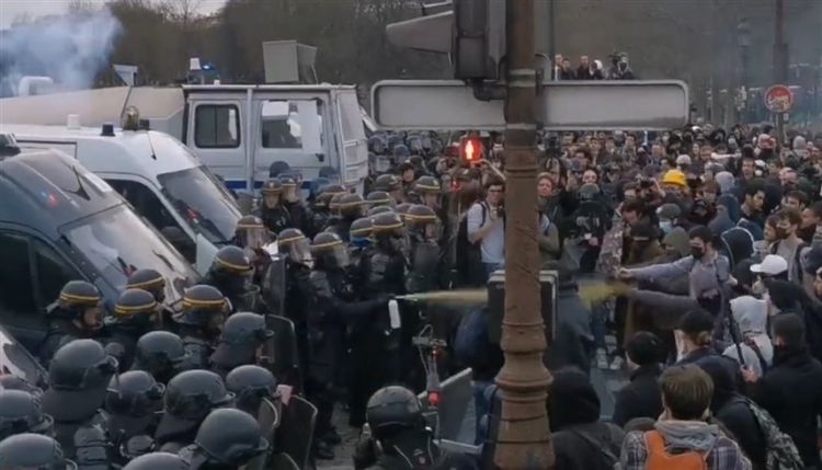 الشرطة الفرنسية تعتقل 217 وسط احتجاجات ضد إصلاح نظام التقاعد