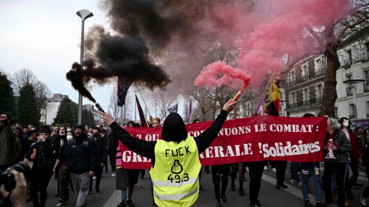 French unions see threat of Yellow Vest rerun over Macron's retirement push