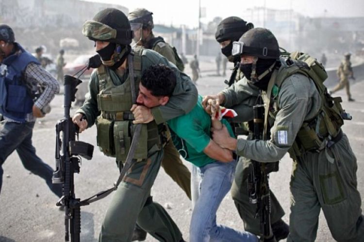 الاحتلال الإسرائيلي يعتقل 20 فلسطينيا من أنحاء متفرقة بالضفة الغربية