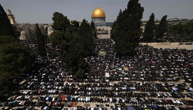 الأولى في رمضان...100 ألف فلسطيني يصلون الجمعة في المسجد الأقصى