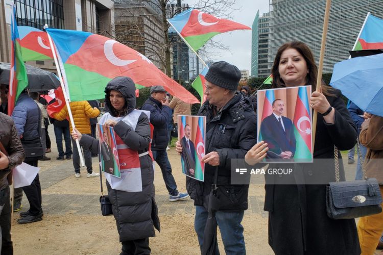 Azerbaijanis hold protest against Iran in Brussels