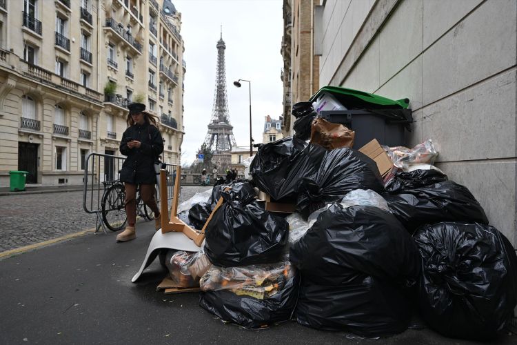 Мусорщики Парижа очистят город после 3-недельной забастовки