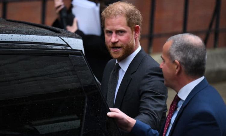 الأمير هاري يتّهم العائلة الملكية بحجب معلومات عنه في شأن تنصّت الصحافة على هاتفه