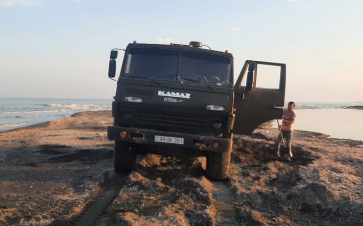 В Астаре выявлен факт незаконного вывоза песка с побережья Каспийского моря