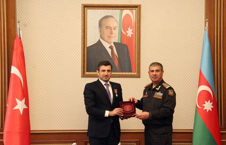 Zakir Həsənov Selçuk Bayraktara medal verdi
