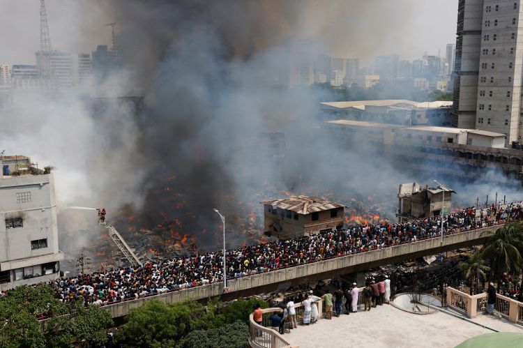 حريق هائل يلتهم سوقا شعبيا للملابس في بنغلاديش