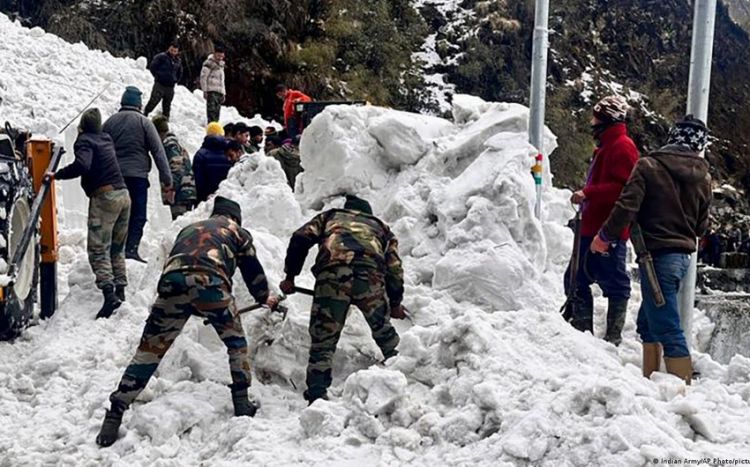 В Индии после схода лавины под снегом могут находиться от 20 до 30 человек