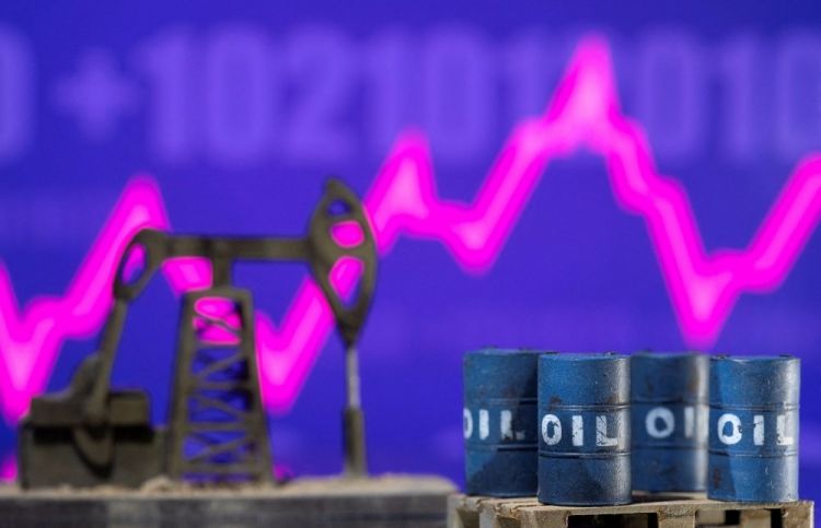 النفط يرتفع بفعل انخفاض مخزونات الخام الأميركية
