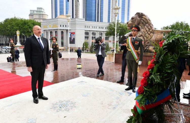Президент Азербайджана Ильхам Алиев посетил памятник Исмоили Сомони в Душанбе
