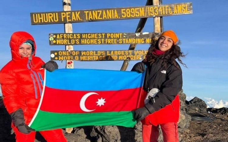 Сотрудница МЧС Азербайджана покорила высочайшую точку Африки