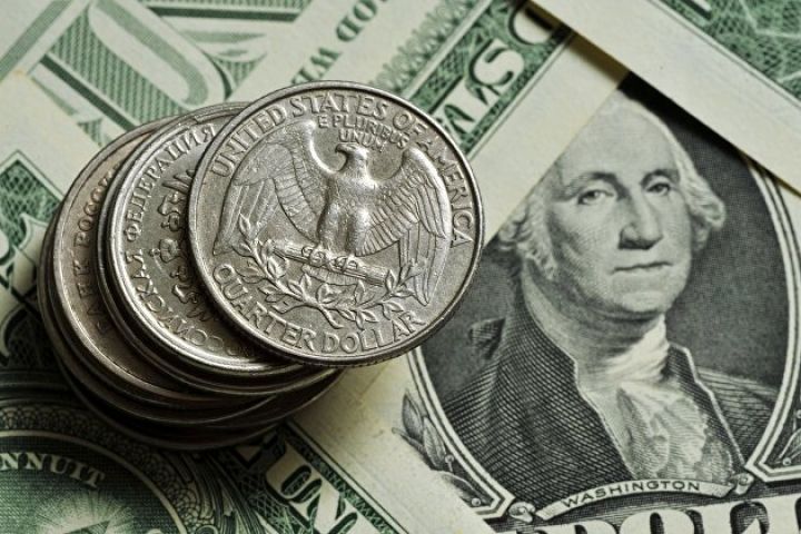 Rusiyada dollar son bir ildə ilk dəfə 80 rublu ÖTDÜ