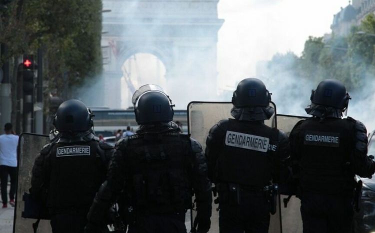 В Париже на марше против пенсионной реформы задержали десятки человек
