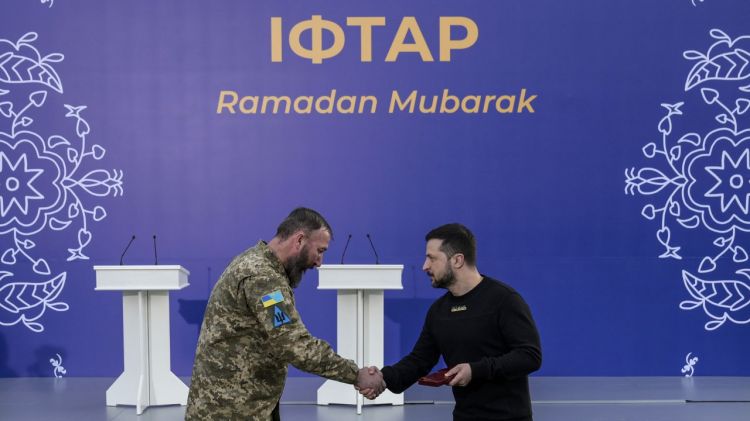 Zelensky shares Iftar with Muslim soldiers
