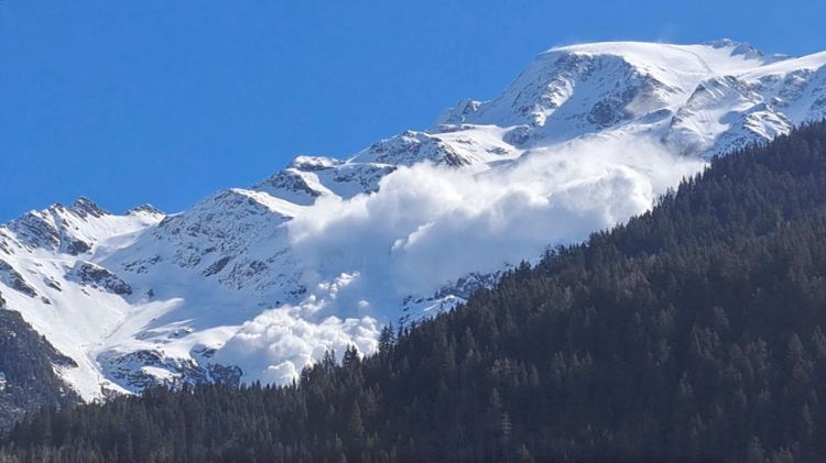 Four killed as avalanche sweeps French Alps mountainside