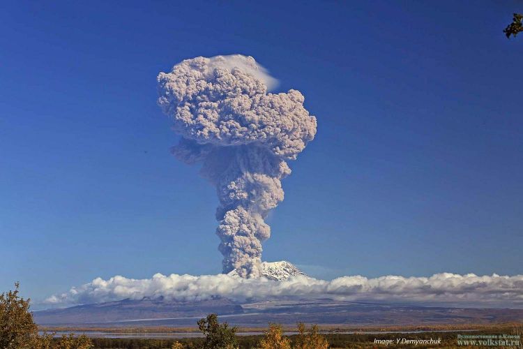 Rusiyada vulkan püskürməsi: Yaranan kül 500 kilometr əraziyə yayılıb