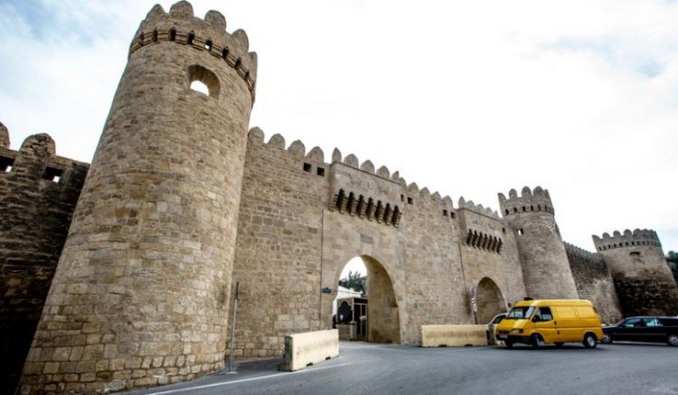 В Баку проводится замена информационных досок на памятниках