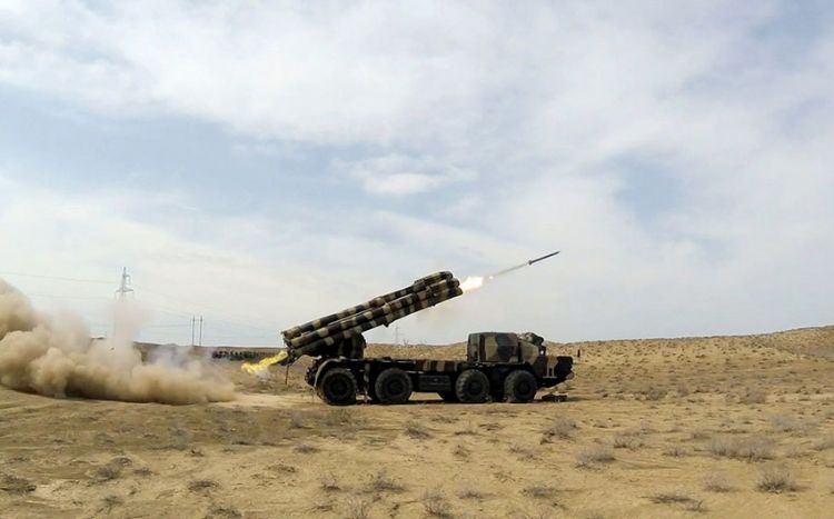 В ракетно-артиллерийских войсках армии Азербайджана проведены учения с боевой стрельбой