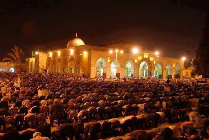 200 ألف فلسطيني يؤدون صلاتي العشاء والتراويح في رحاب المسجد الأقصى